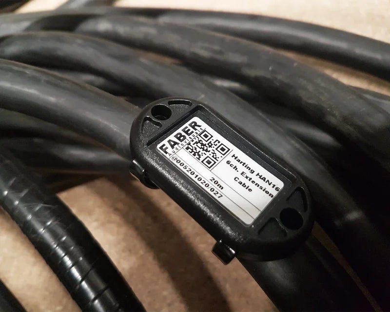 RFID label bevestigd aan industriële kabel voor identificatie