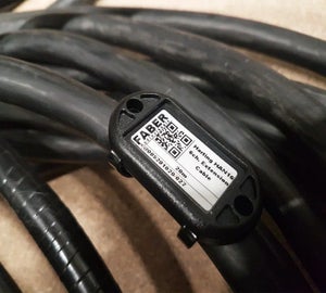 RFID label bevestigd aan industriële kabel voor identificatie