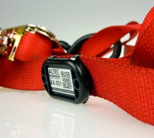 ChainTag bevestigd rond een rode spanband met QR-code en unieke codering