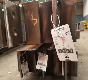 HotPaintCards met barcode bevestigd aan stalen profielen in industriële omgeving