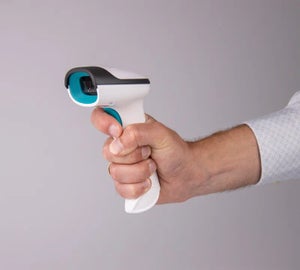 Gebruiker houdt een Altec barcodescanner vast