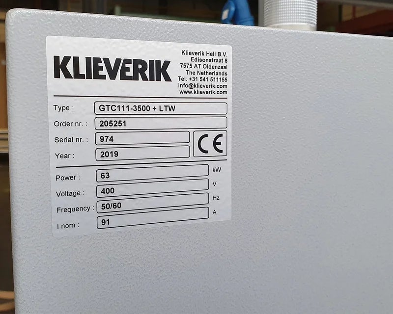 Typeplaat met specificaties en CE-markering op industriële machine