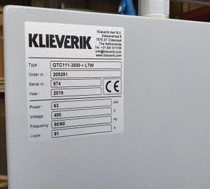 Typeplaat met specificaties en CE-markering op industriële machine