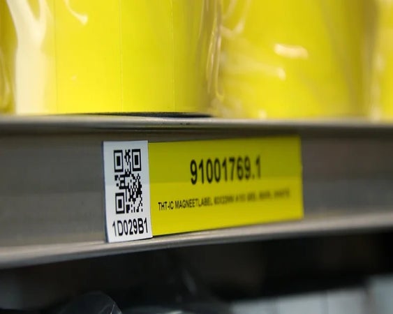 Magneetlabel met QR code en nummer op een magazijnstelling