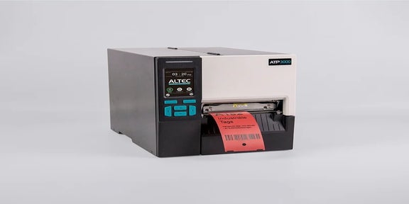 ATP-3000 labelprinter print een rode industriële tag met tekst en barcode