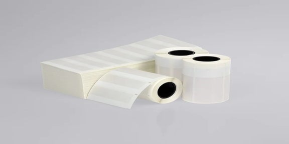 B427 wikkellabels op rol en als fanfold stapel in wit voor kabelcodering