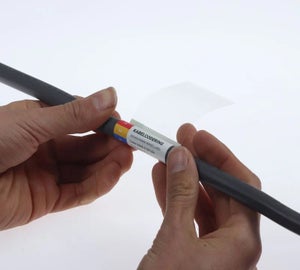 Full-color wikkellabel wordt aangebracht op kabel voor duidelijke identificatie