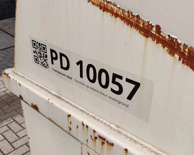 Transparant industrial vinyl label met QR-code en nummer op metalen container