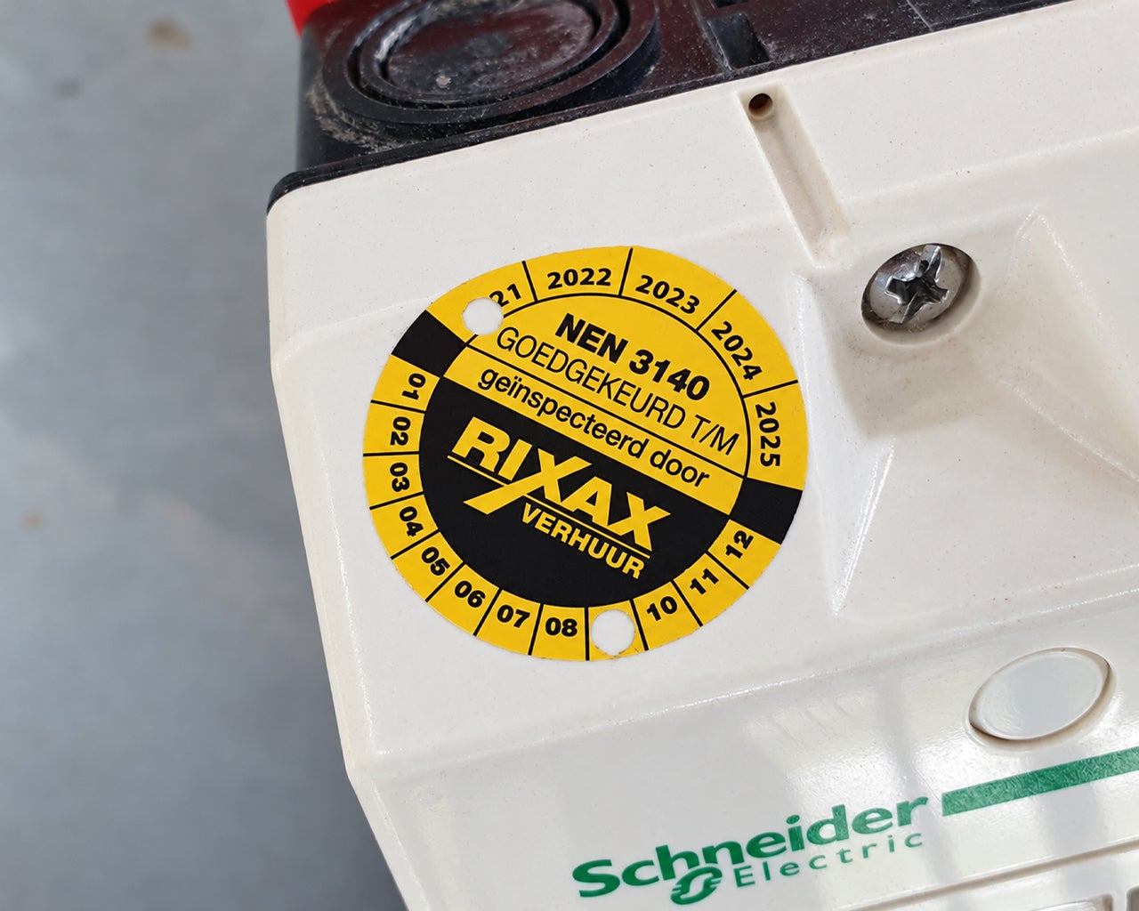 Rond NEN 3140 keuringslabel aangebracht op elektrische installatie