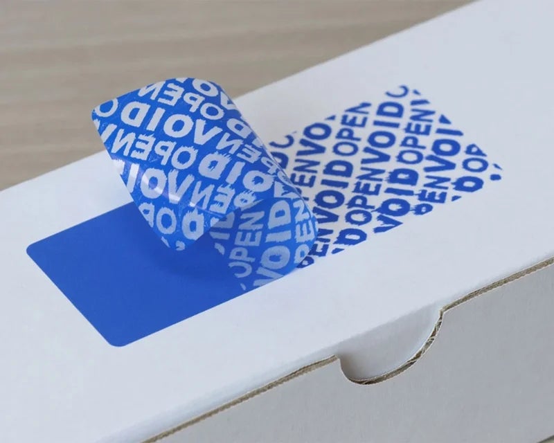 Blauw security label laat VOID-patroon achter op verpakking bij poging tot verwijderen