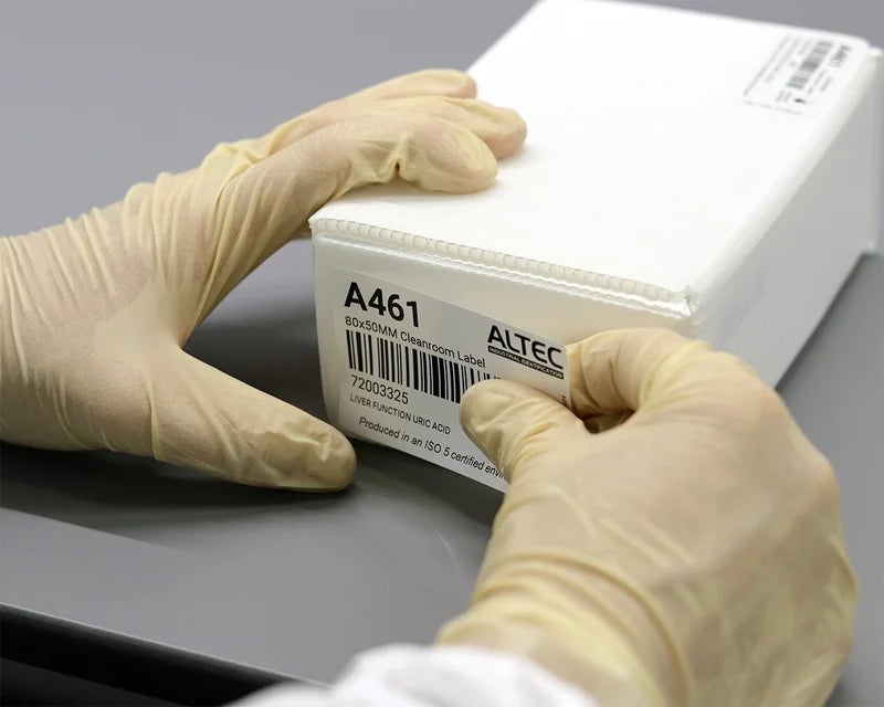 Medewerker brengt cleanroom label aan op kunststof doos