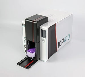 ICP-410 cardprinter geopend met een stapel geprinte WetPaintCards