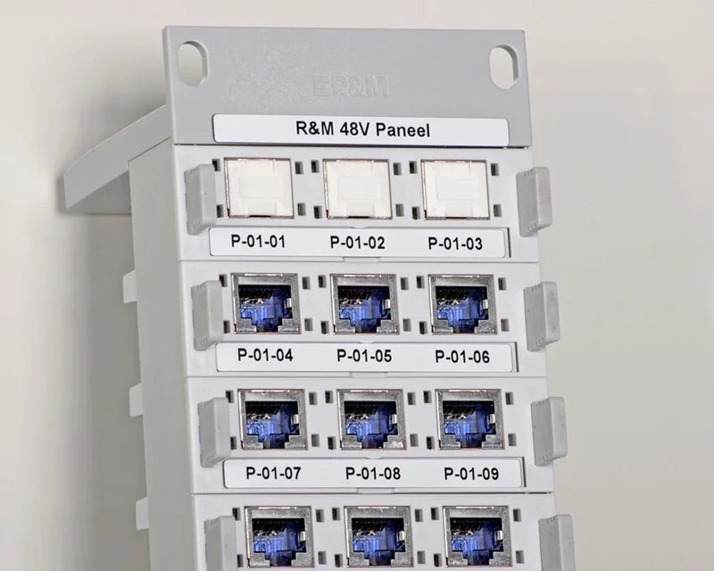 Witte ResoPrint labels met poortcodering op R&M patchpaneel