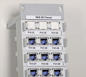 Witte ResoPrint labels met poortcodering op R&M patchpaneel