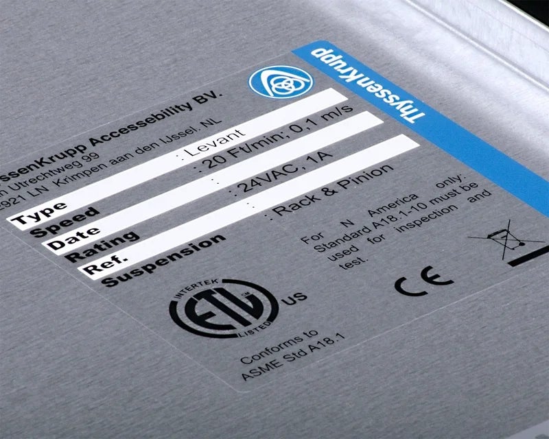 Typeplaat met keurmerken en technische specificaties op metalen oppervlak