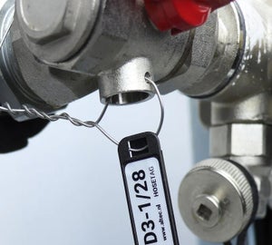 Kunststof HoseTag bevestigd met spoorwegdraad aan een industriële afsluiter