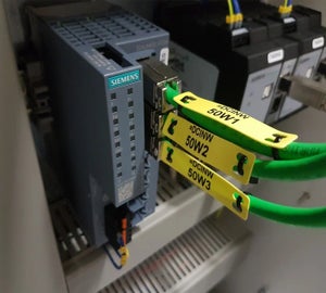 Kabelcodering op groene netwerkkabels in schakelkast met gele kabelmerkers