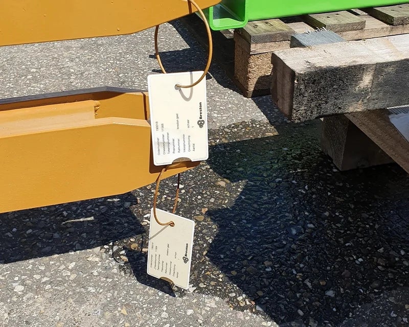 HotPaintCards bevestigd aan stalen constructiedelen voor identificatie en traceability