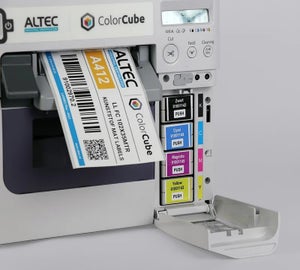 ColorCube labelprinter met geopende cartridgeklep en CMYK-inktcartridges
