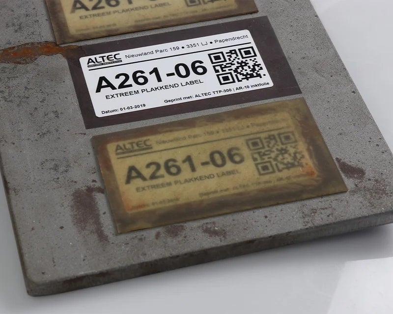 Vergelijking van WetPaintLabel voor en na blootstelling aan oppervlaktebehandeling