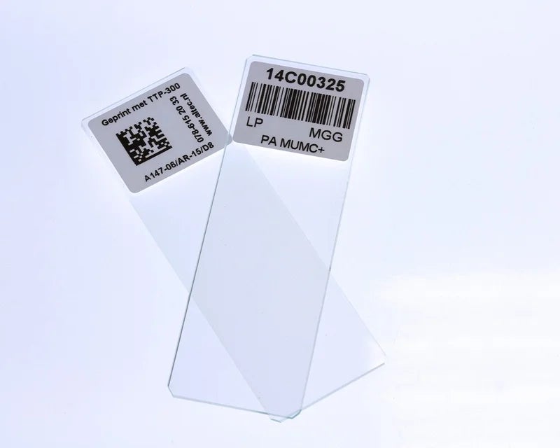 Objectglaslabels met barcode en datamatrixcode op transparante objectglaasjes voor laboratoriumidentificatie