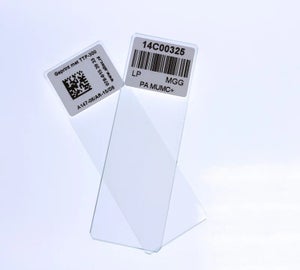 Objectglaslabels met barcode en datamatrixcode op transparante objectglaasjes voor laboratoriumidentificatie