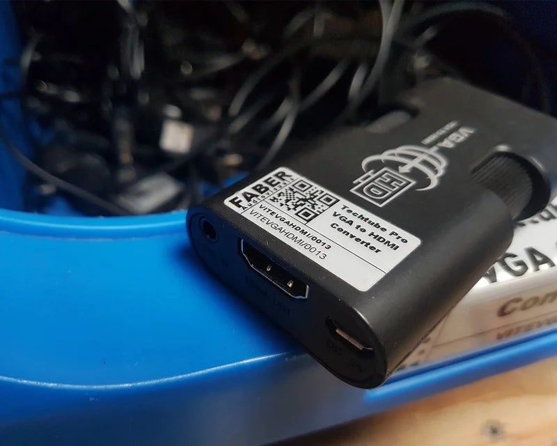 Asset label met QR-code op HDMI converter