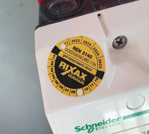 Rond NEN 3140 keuringslabel aangebracht op elektrische installatie