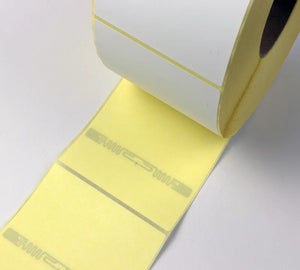 RFID 3-in-1 labels op rol waarbij de geïntegreerde RFID-inlay zichtbaar is in het labelmateriaal