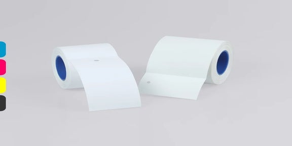 Witte full-color kunststof tags op rol voor een kleurrijke bedrukking