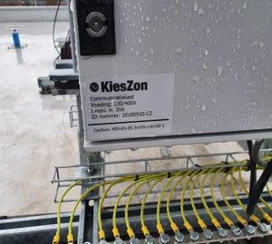 Typeplaatje met technische gegevens op elektrische installatie in buitenomgeving