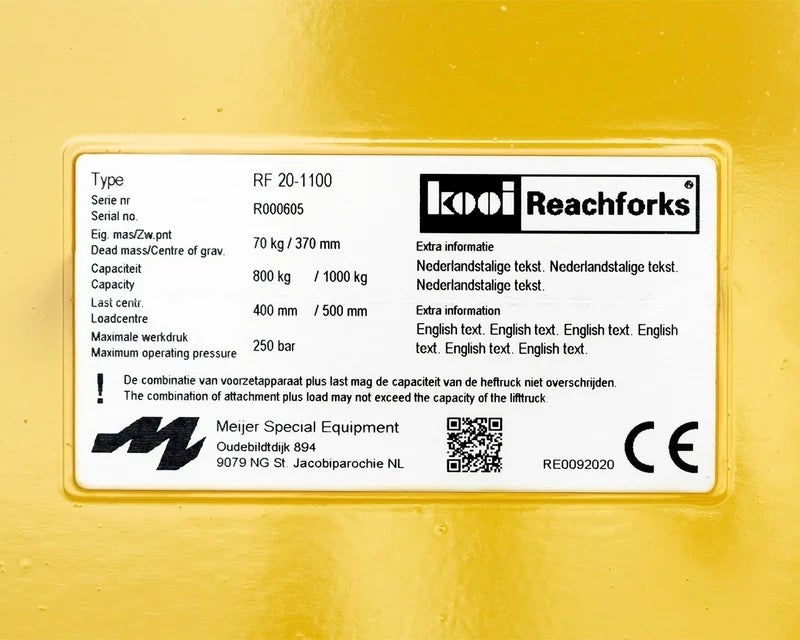PaintLabel met technische gegevens en CE-markering op gele machine