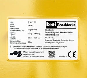 PaintLabel met technische gegevens en CE-markering op gele machine