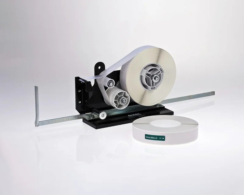 Tape Dispenser met laminaatrol voor het op maat afrollen en afscheuren van extra laminaat voor wikkellabels op kabels en slangen met een grote diameter