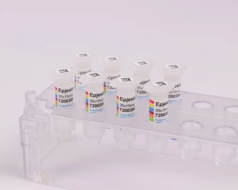 Full-color cryogenic epjeslabels toegepast op meerdere epjes in transparant rek