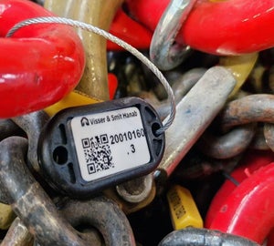 ChainTag bevestigd aan kettingwerk voorzien van QR-code en nummering