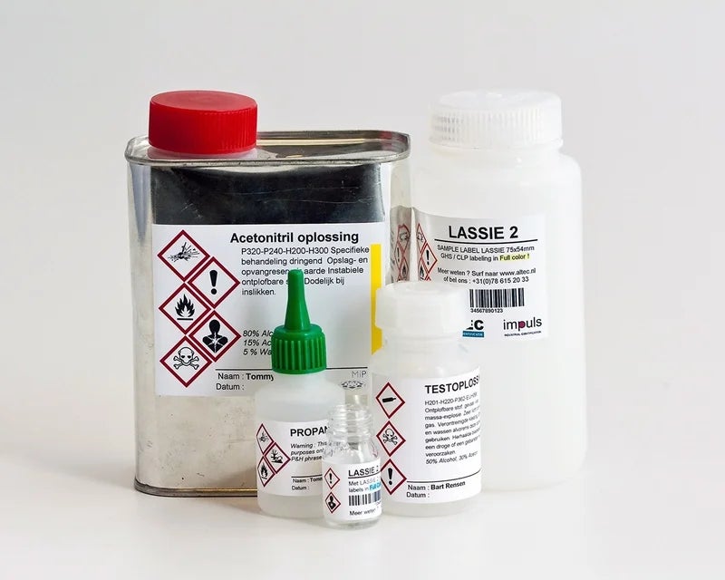 GHS labels aangebracht op metalen blik en kunststof flesjes