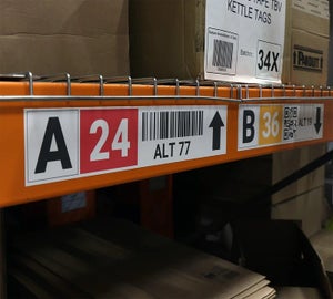 Full-color magneetband met tekst, nummers en barcodes op een oranje magazijnstelling 