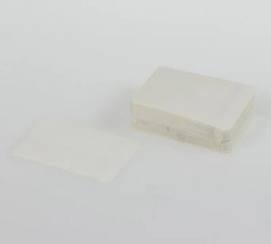 Stapel blanco vellen ADS beschermlaminaat met een los vel op de voorgrond