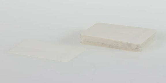 Stapel blanco vellen ADS beschermlaminaat met een los vel op de voorgrond