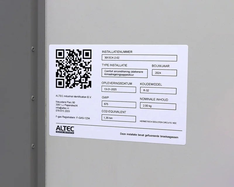 Witte kenplaat met technische gegevens en QR-code op koelinstallatie
