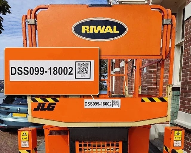 Industrial vinyl label met nummer en QR-code op industriële hoogwerker