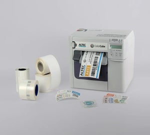 ColorCube labelprinter met verschillende labelrollen en voorbeelden van full-color labels