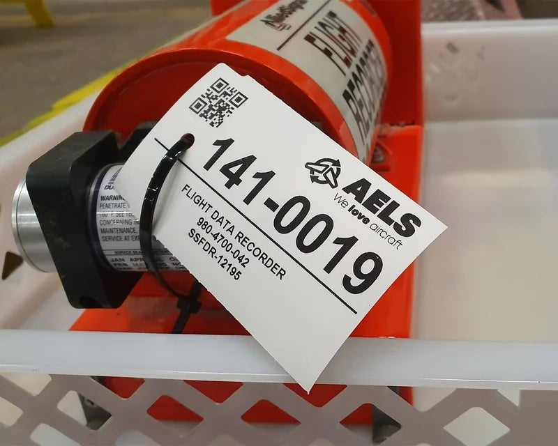 Industriële tag met groot serienummer bevestigd aan een industriële component