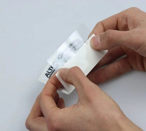 Transparant Print & Protect beschermlaminaat wordt over geprint label aangebracht