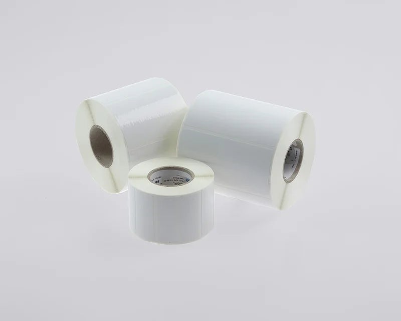 Rollen witte vinyl verzendlabels voor duurzame logistieke identificatie en pakketverzending