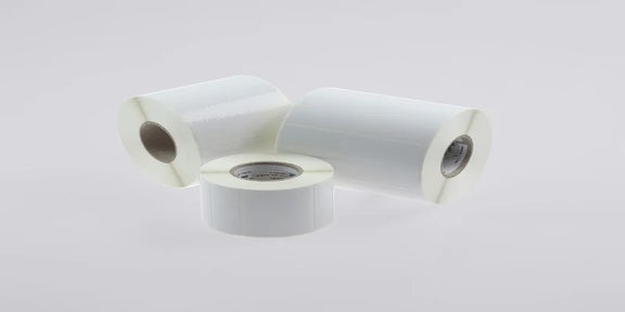 Rollen witte vinyl verzendlabels voor duurzame logistieke identificatie en pakketverzending