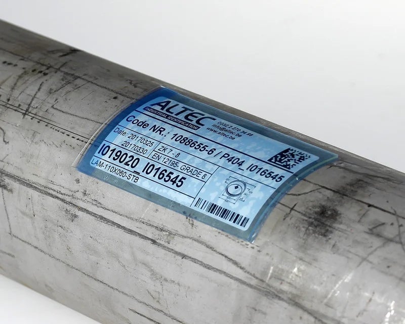 WetPaintLabel identificatielabel op metalen buis in productieproces met oppervlaktebehandeling