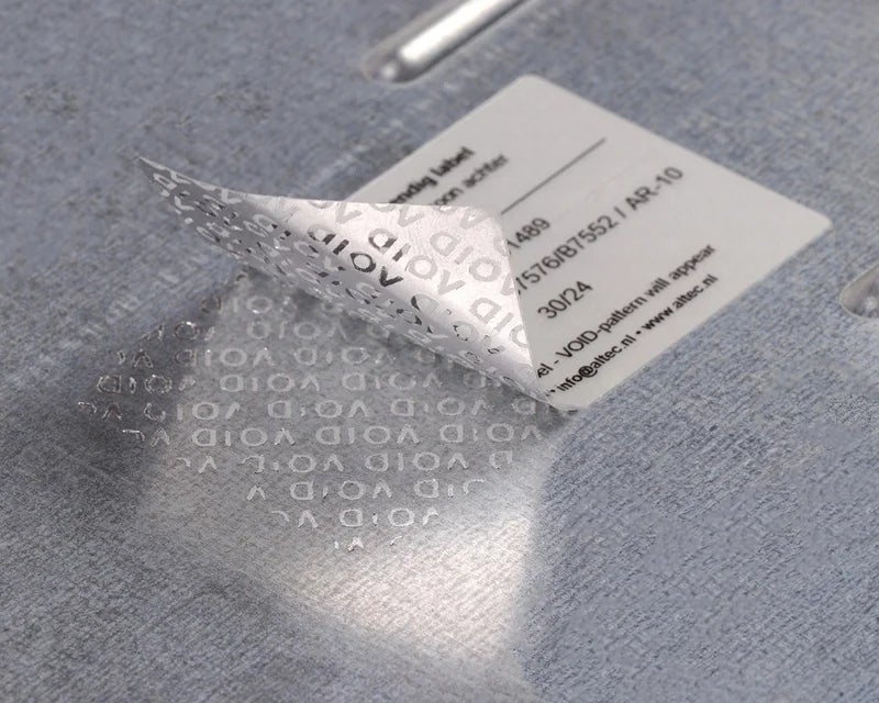 Fraudebestendig Print & Laminate label laat beveiligingspatroon achter bij poging tot verwijderen van metalen oppervlak