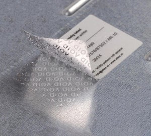 Fraudebestendig Print & Laminate label laat beveiligingspatroon achter bij poging tot verwijderen van metalen oppervlak